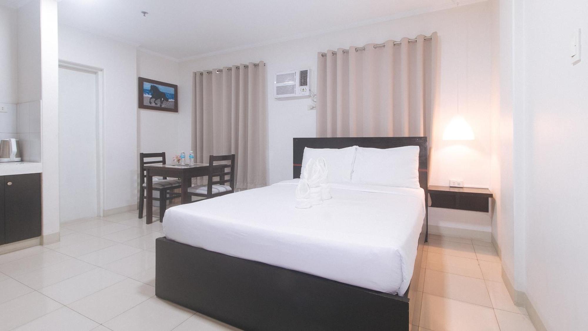 Urbanview At Evangelista Street Makati Makati City Exterior foto