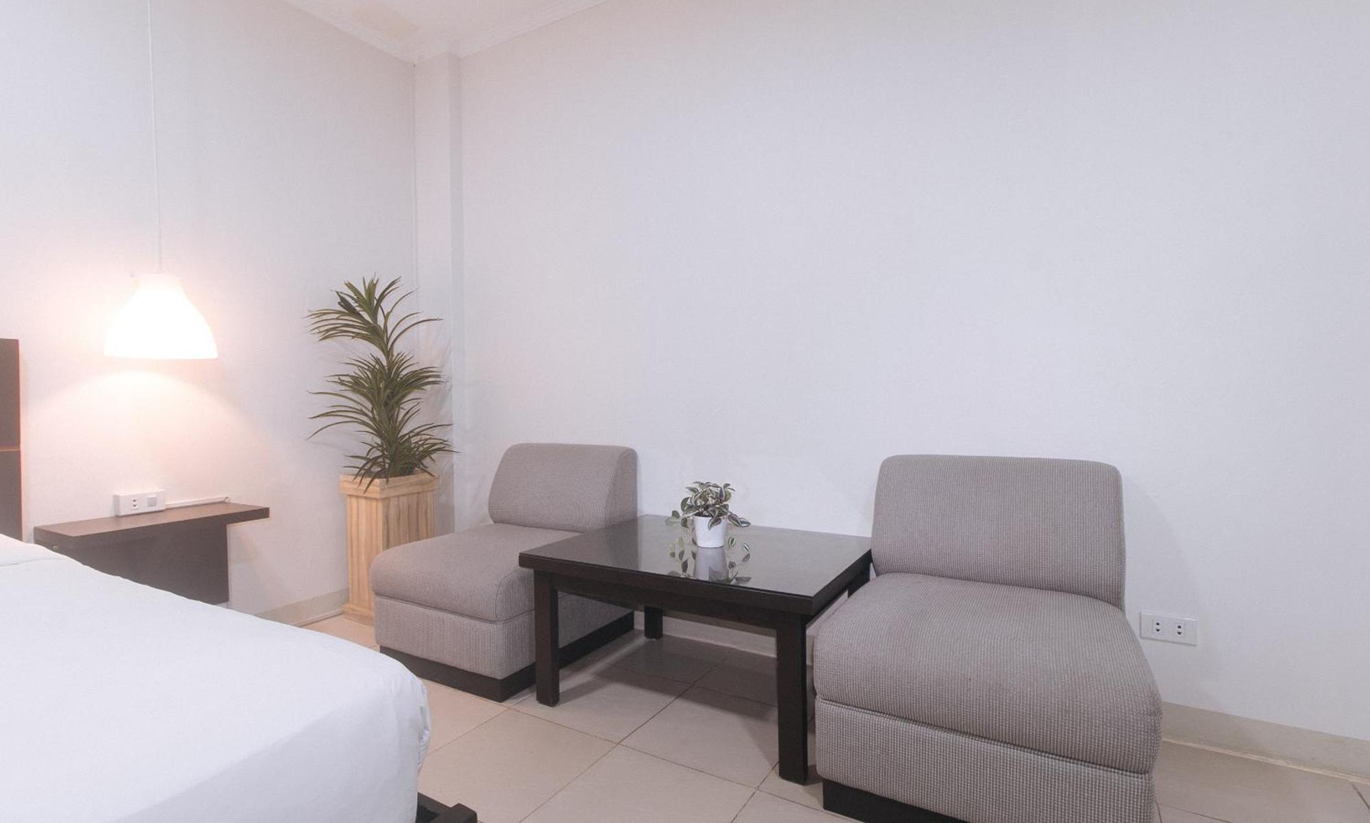 Urbanview At Evangelista Street Makati Makati City Exterior foto