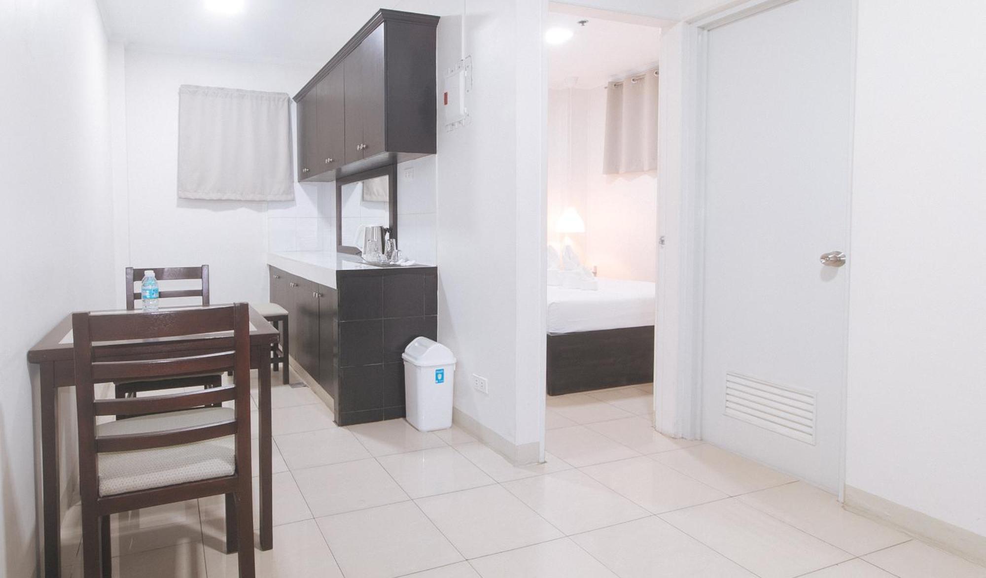 Urbanview At Evangelista Street Makati Makati City Exterior foto